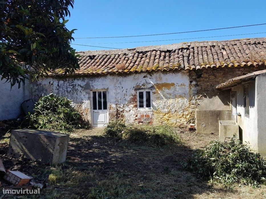 Moradia Independente de 4 assoalhadas, adega e logradouro para remo...