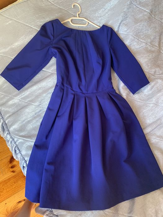 Сукня кольору електро