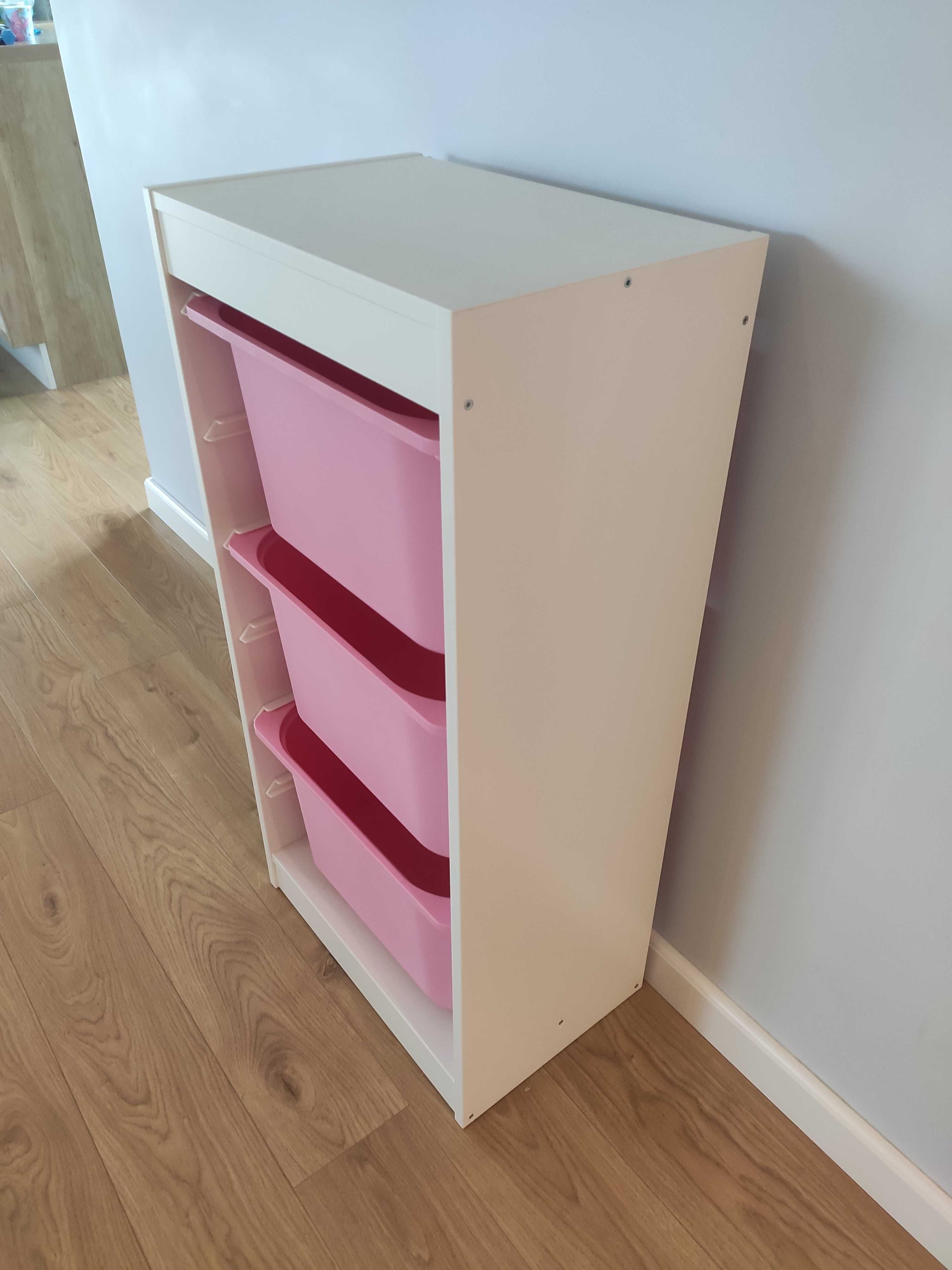 Regał Ikea Trofast z różowymi pojemnikami