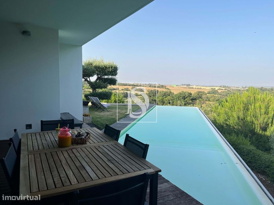 Moradia T4 de Luxo com Piscina Panorâmica e Natureza Envolvente