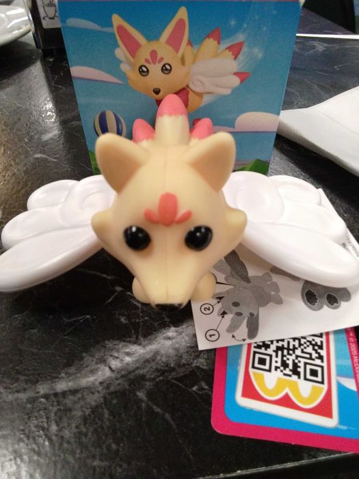 Brinquedo com autocolantes e caixa