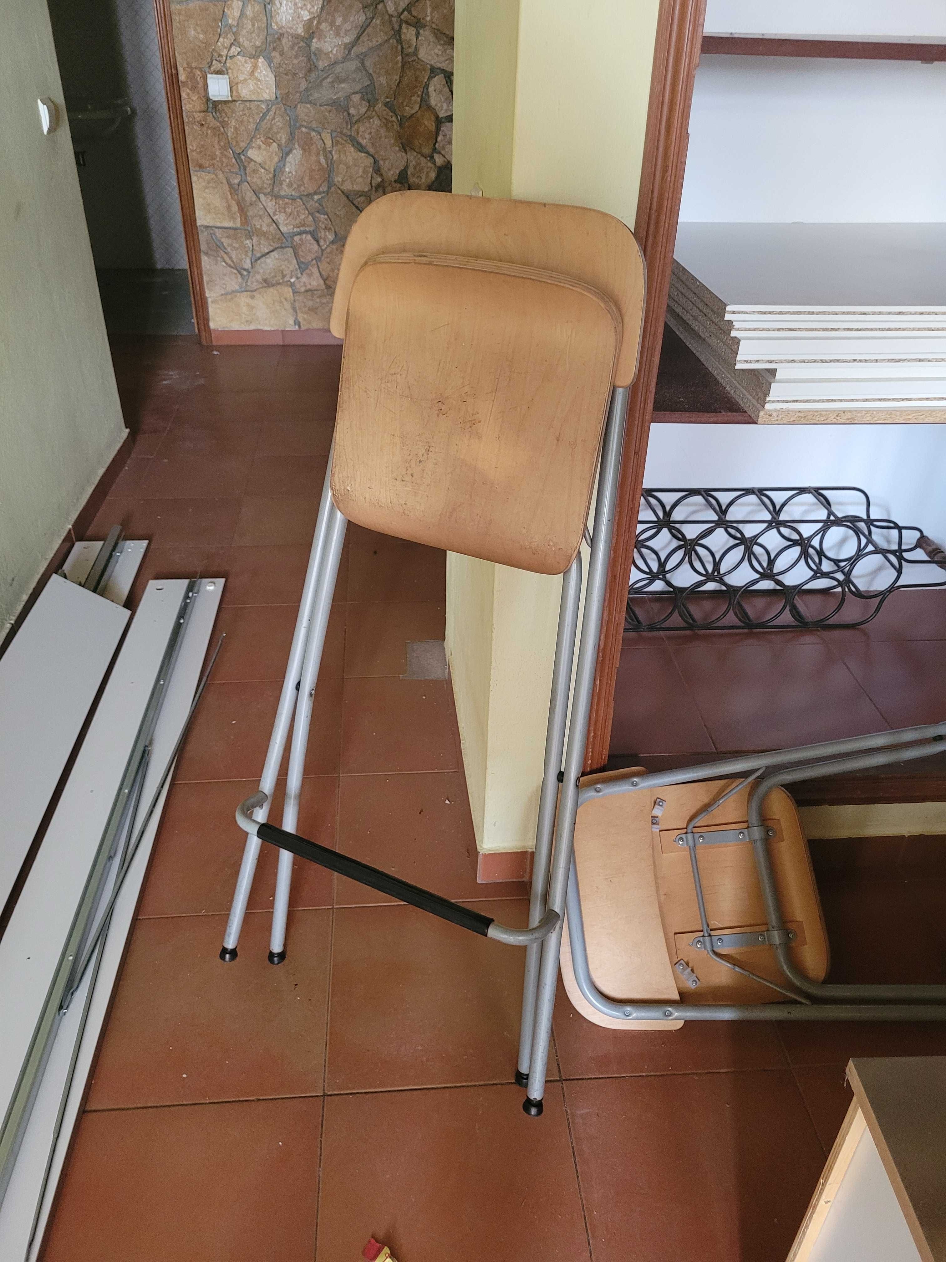Mesa e cadeiras altas IKEA