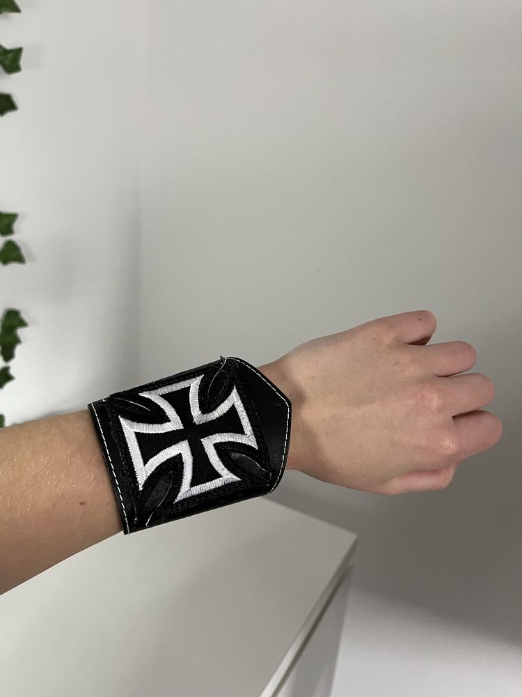bransoletka z krzyżem skôrzana emo ghotic grunge alternative metalic
