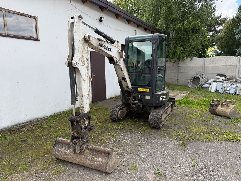 Bobcat E25 EM  Bobcat E25 w dobrym stanie, gotowa do pracy.