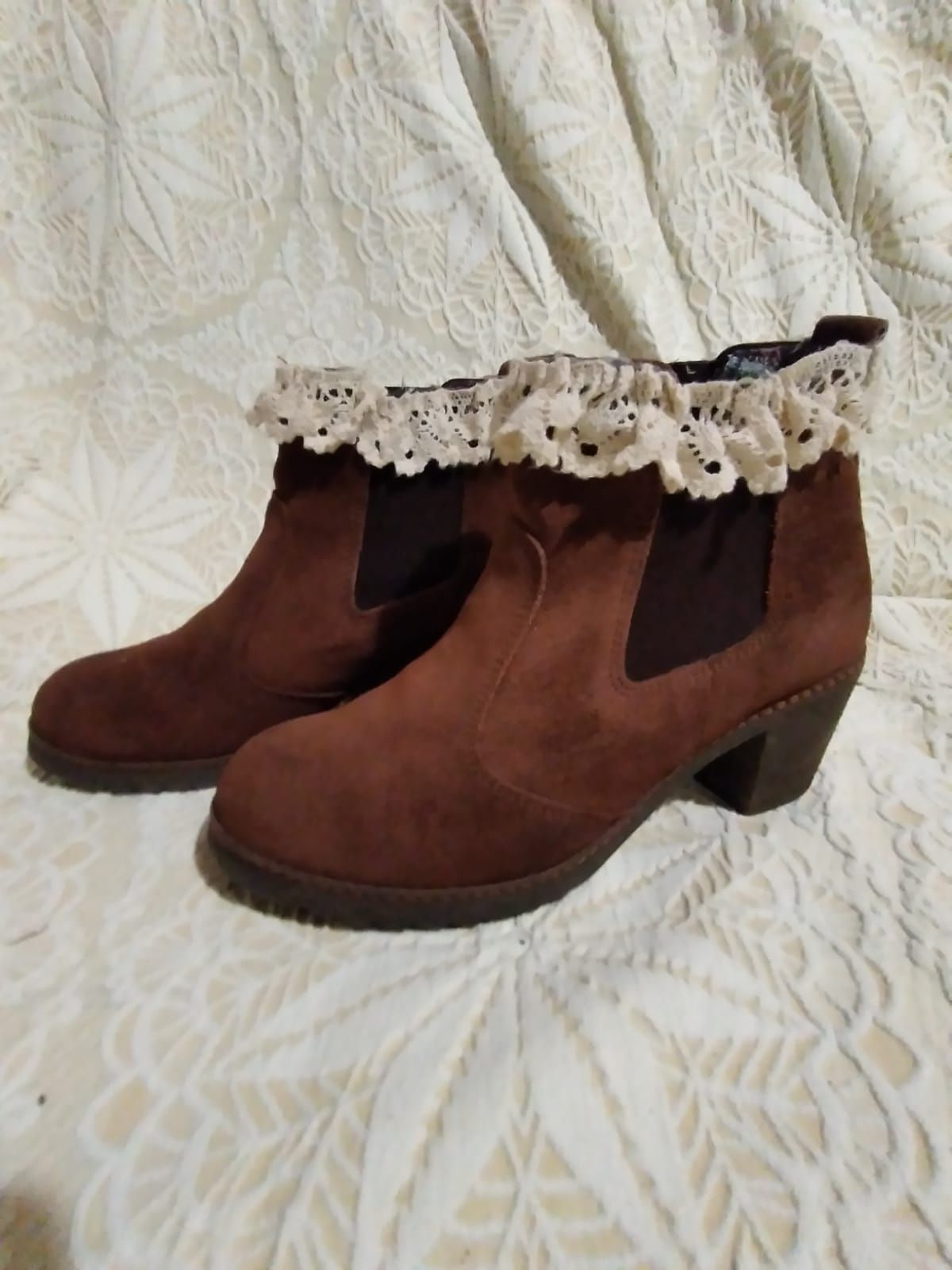 Botas de salto com renda