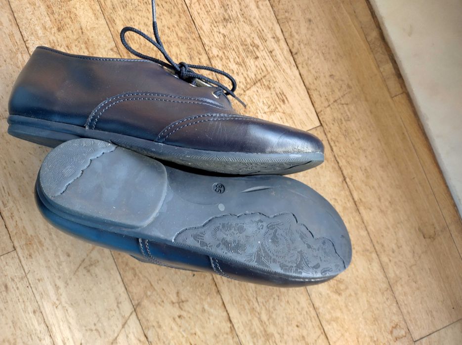 Sapatos de menina em couro