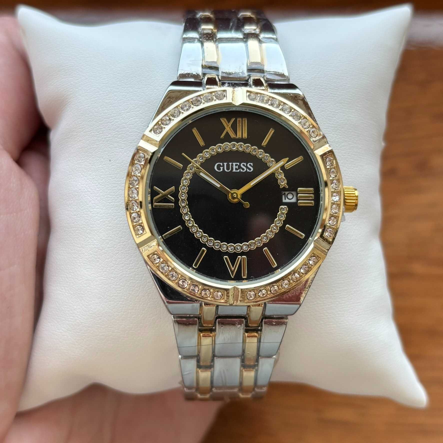 Жіночий годинник на браслеті Guess комбінованого кольору