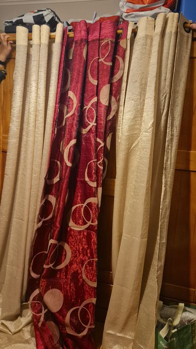 Três cortinas beges e bordô