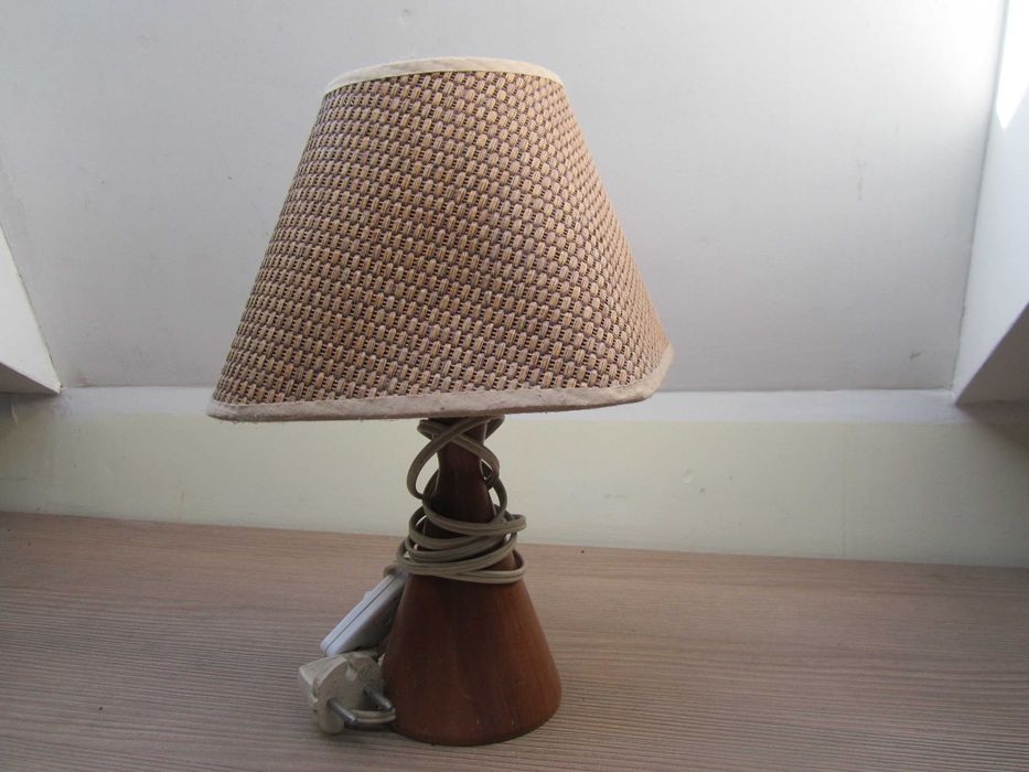 nieduża lampka stołowa