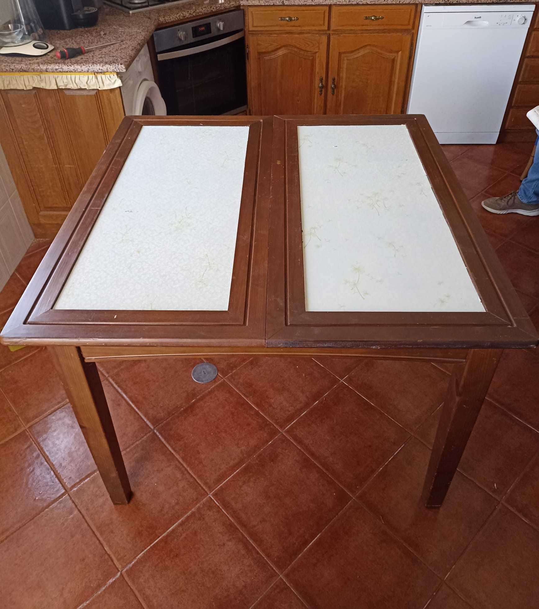 Mesa de madeira de tampo extensível