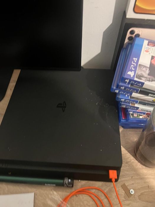 Ps4 com 2 comandos e jogos