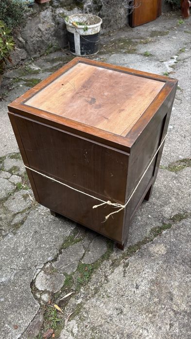 Conjunto de duas mesas de cabeceira