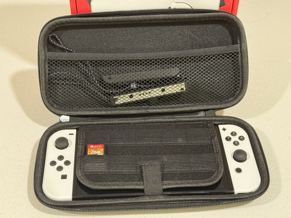 Nintendo Switch oled praticamnete sem uso ,  nenhuma marca de uso