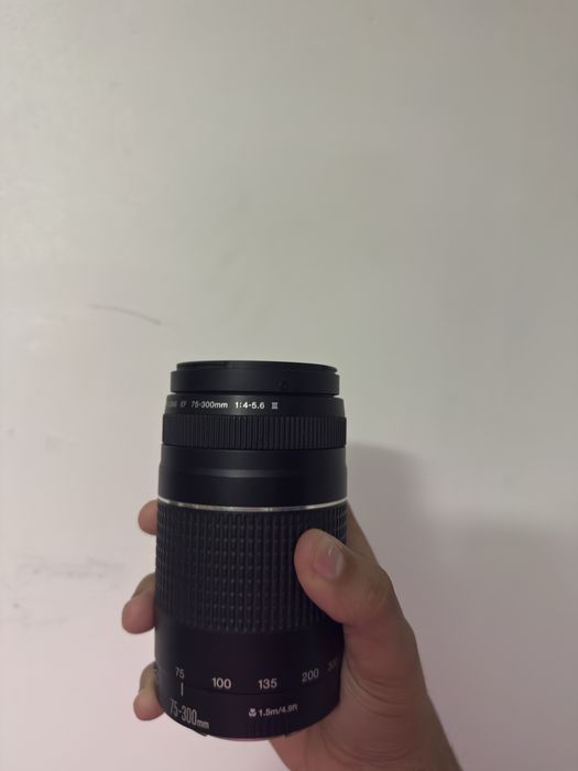 Objetiva CANON EF 75-300mm f/4.0-5.6 III (Preto - Encaixe: Canon EF)