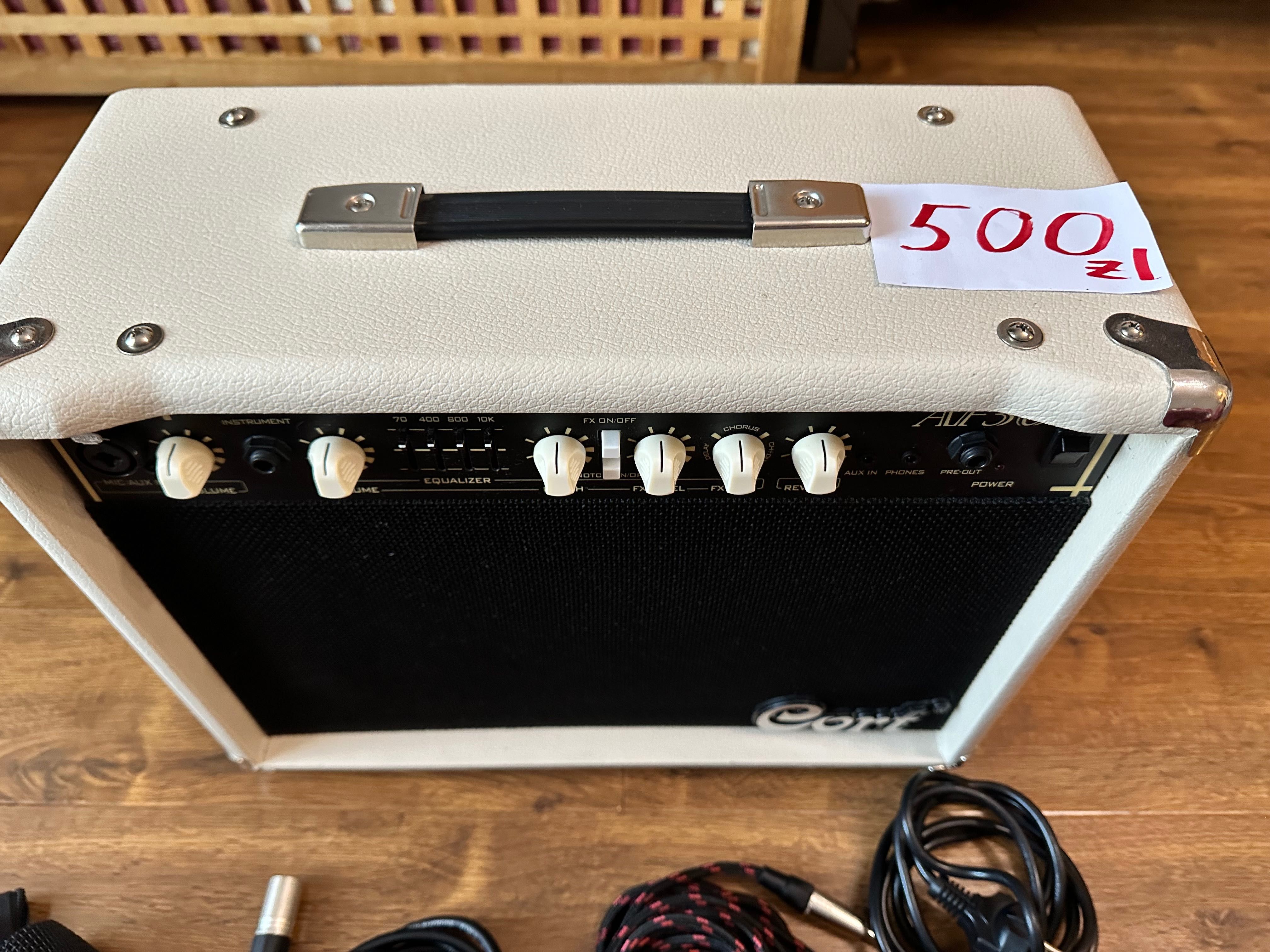 Sprzedaję zestaw: gitara elektroakustyczna, wzmacniacz i mikrofon.