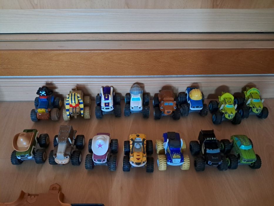 15 carros metal Blaze e Monster Machines