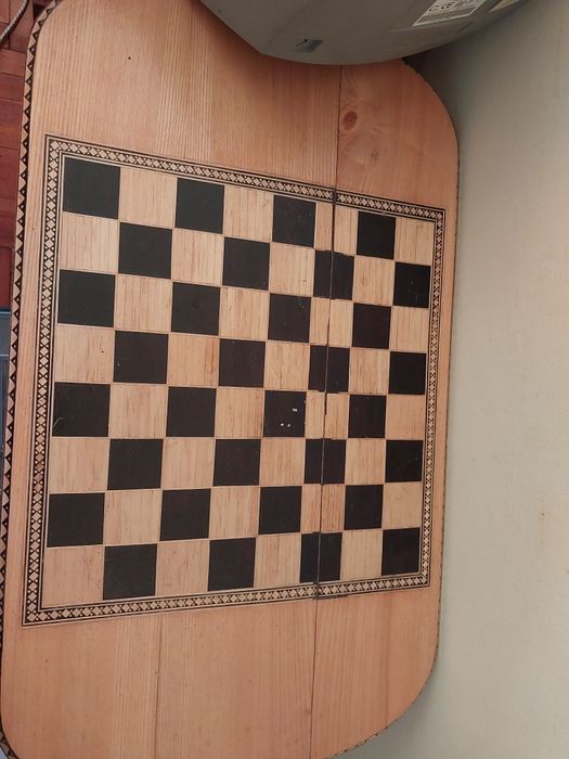 Продам стіл для гри в шахмати.