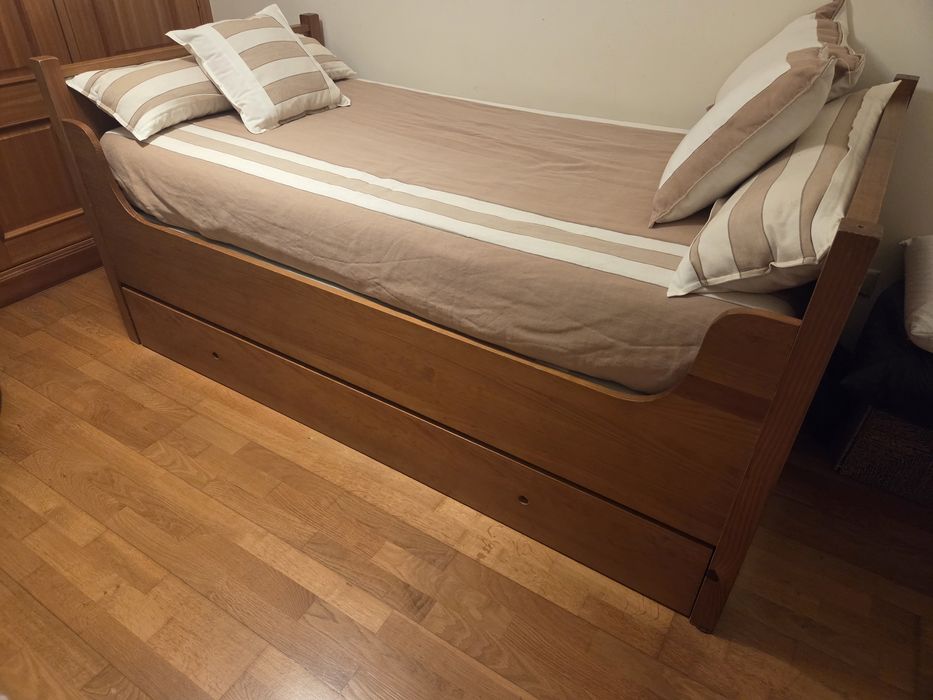 Cama de madeira maciça