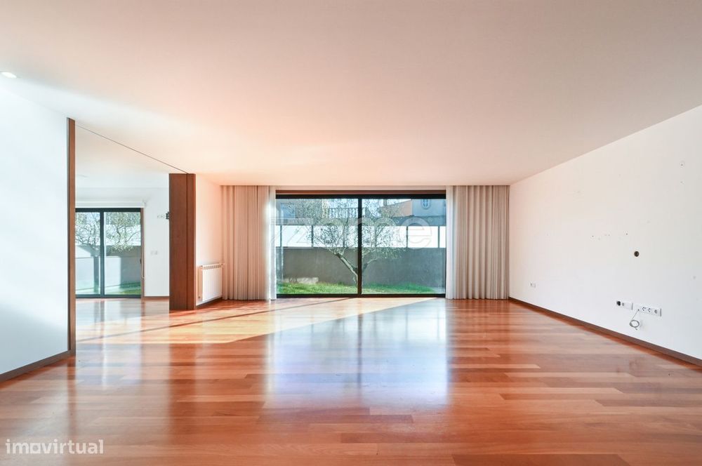 Luxuosa Moradia T3 | Térrea | 4 Frentes