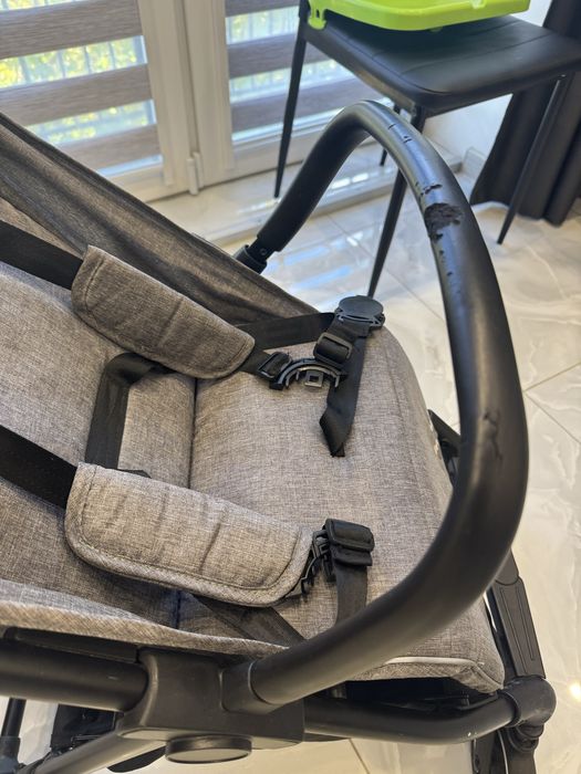 Сучасна та легка прогулянкова коляска