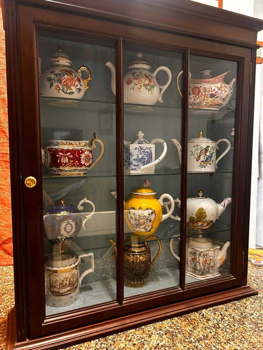 Vitrine com bules antigos.