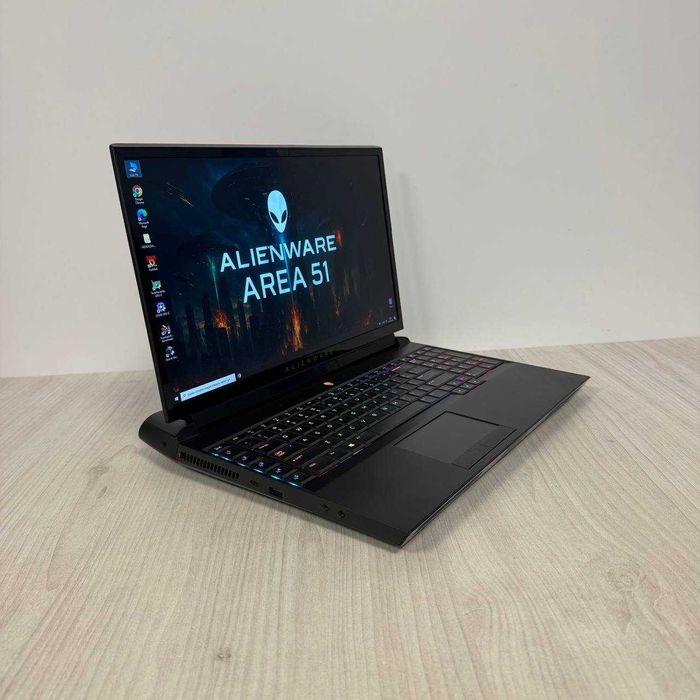 Dell Alienware Area-51m 144Hz i7-9700K 32GB SSD 256GB HDD 2TB RTX 2080