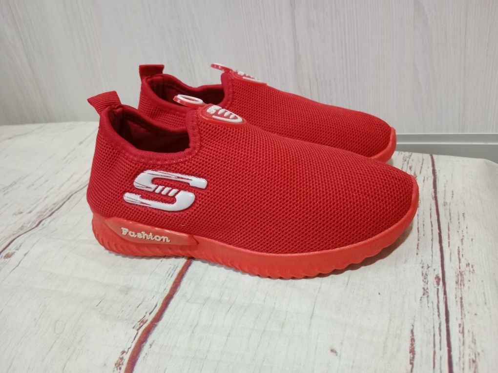 Червоні кросівки мокасини