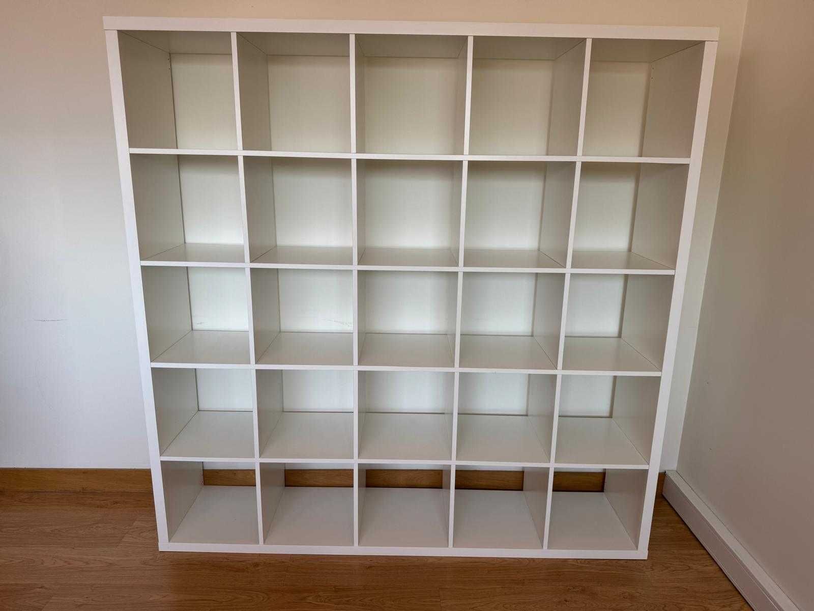 Estantes KALLAX IKEA; gavetas Lekman e mesa de centro
