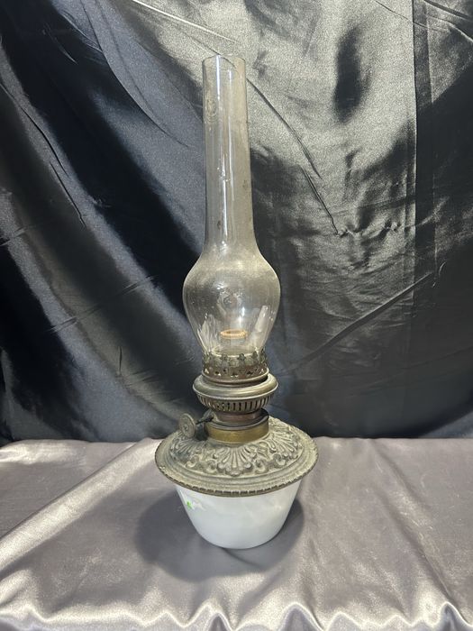 Lampa Naftowa z Białym Ceramicznym Zbiornikiem