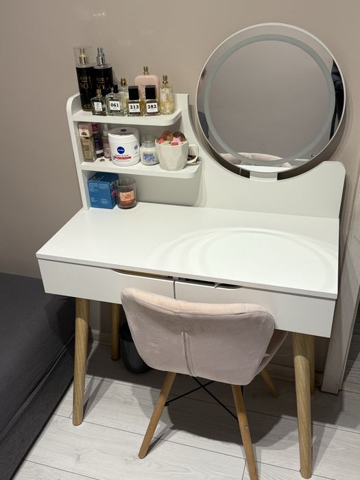Toaletka z krzeslem, lustro oswietlane led