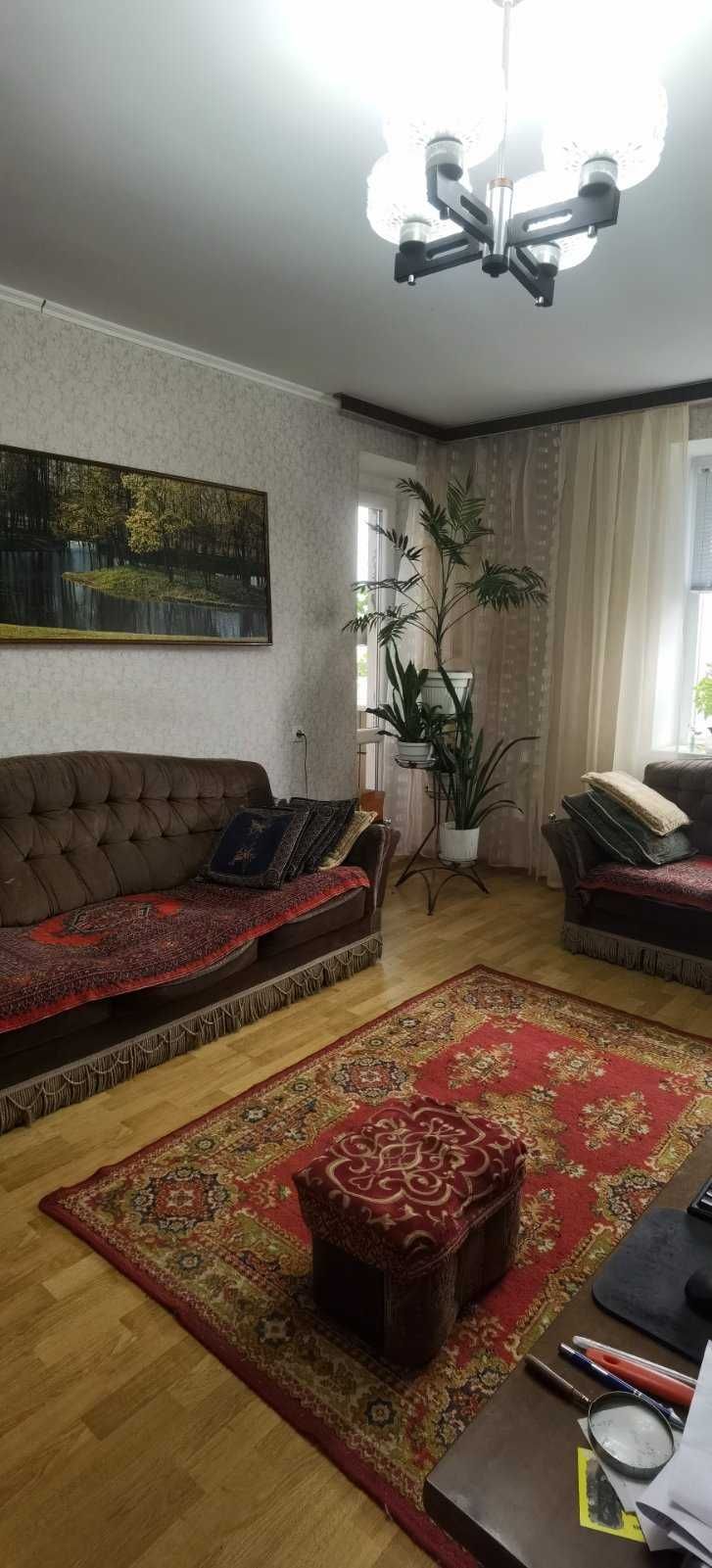 Продаж просторої 4-кімнатної квартири в центрі міста