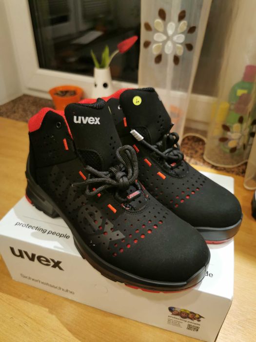 Buty robocze Uvex rozmiar 45.