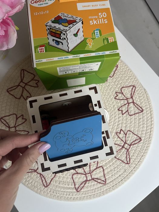 Іграшка бізікуб.