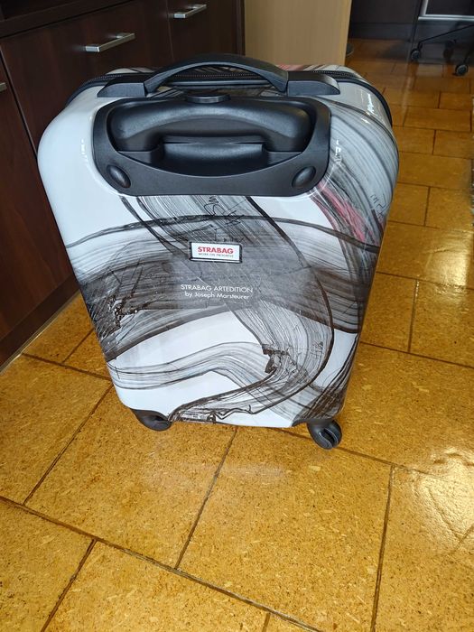 Limitowana walizka kabinowa.