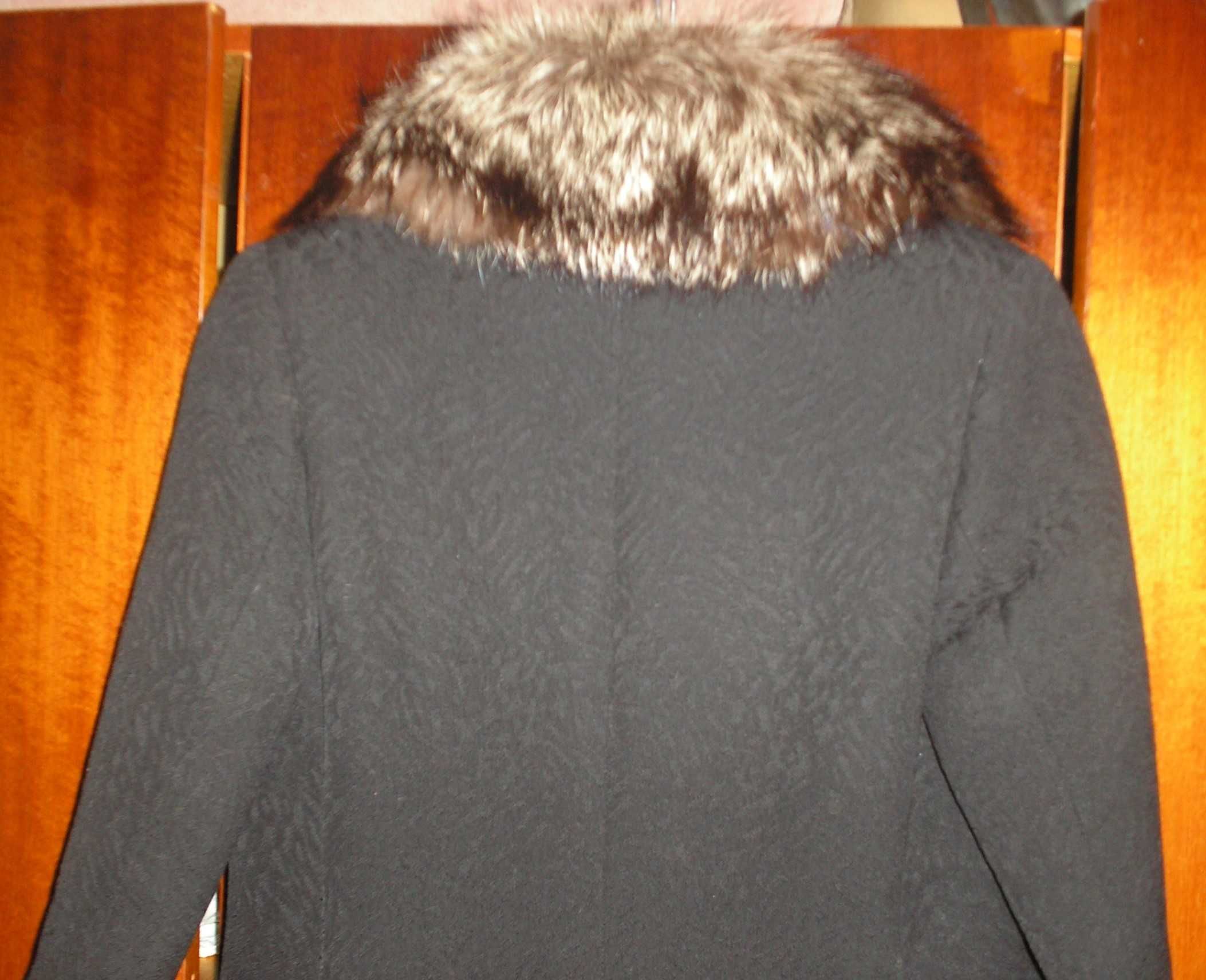 зимове  пальто з коміром із чорнобурки