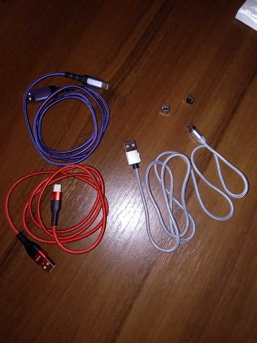 Юсб шнури для заряду телефону.