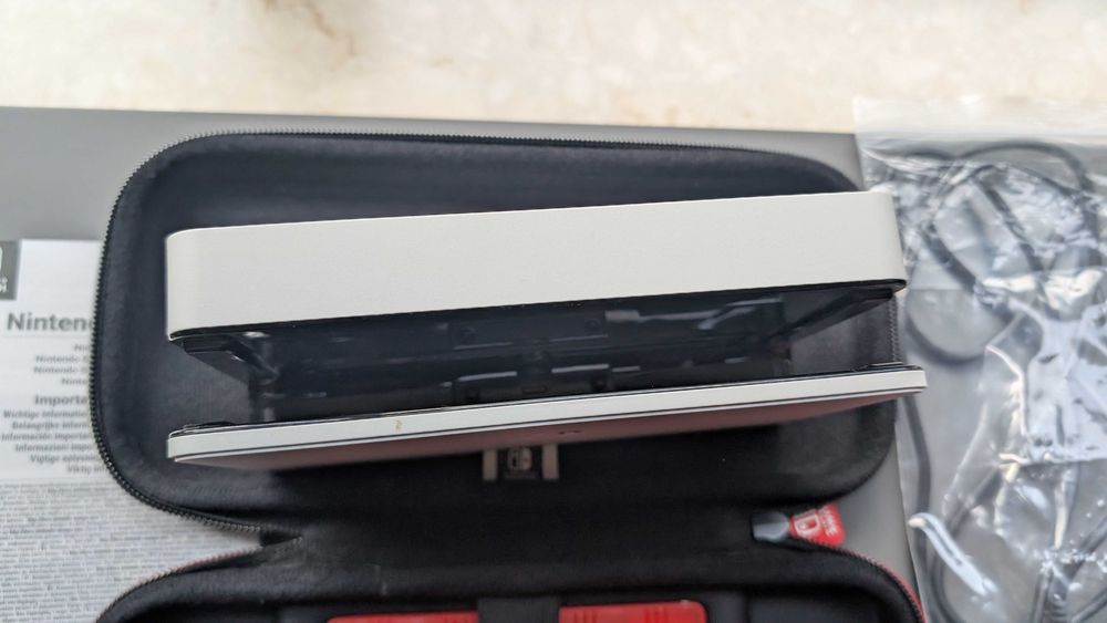 Nintendo Switch OLED 64GB + etui + szkło ochronne, pełny zestaw