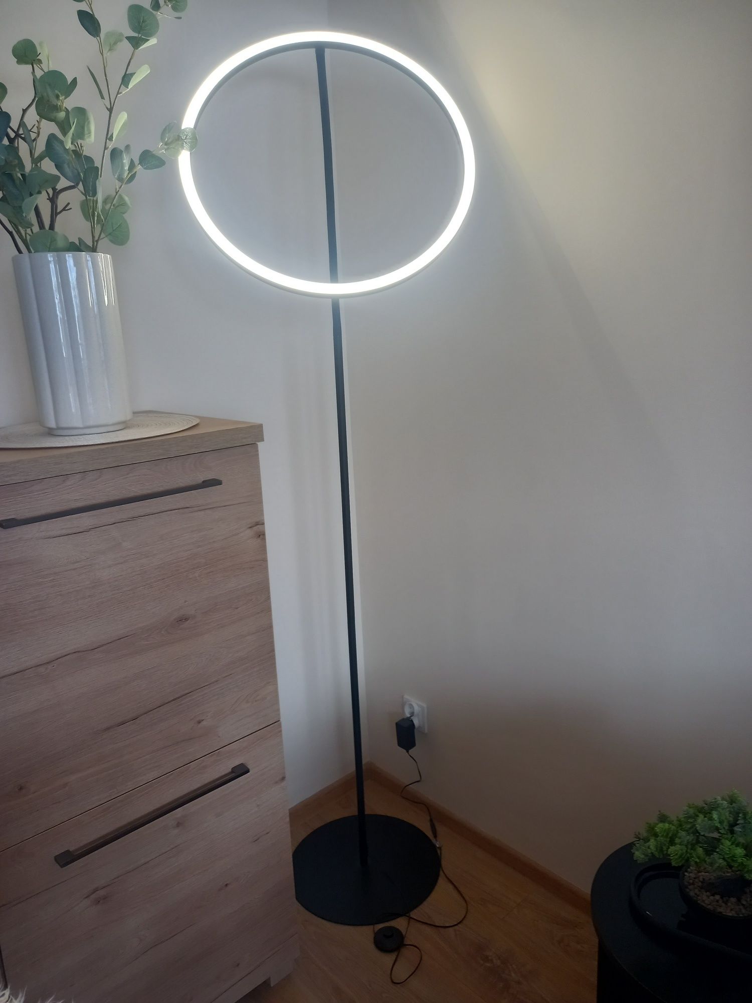 Lampa podłogowa led pierścieniowa