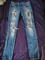 Spodnie jeans z dziurami