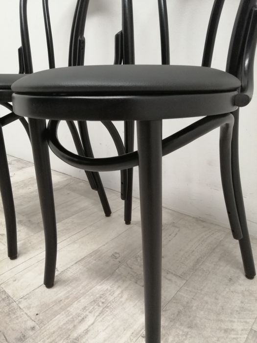 krzesła model Thonet A-18 nowe komplet sześć sztuk czarne gięty buk