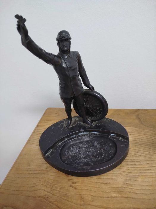 Figurka pilota z popielniczką