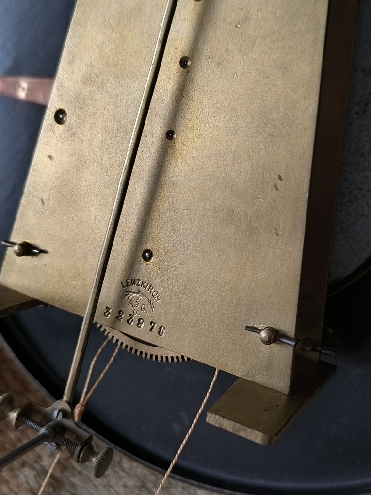 Stary mechanizm zegara Lenzkirch z 1878 roku