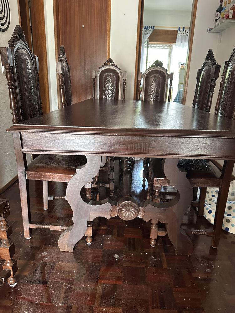 Mesa e cadeiras de madeira