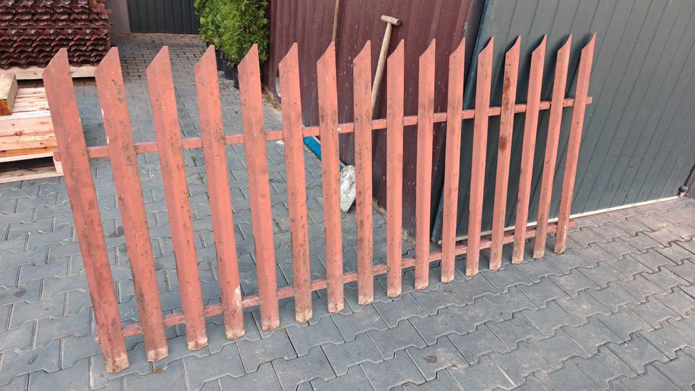 Płot , ogrodzenie, brama ,uliczka