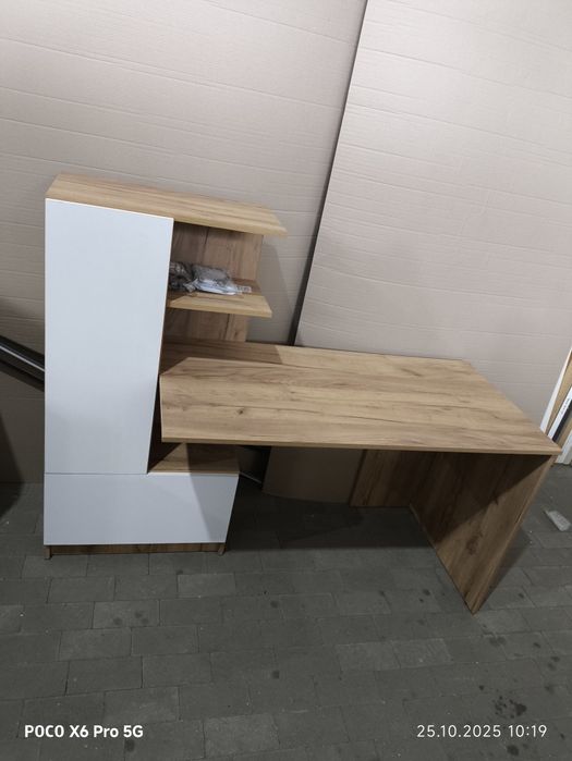 Комп'ютерний стіл