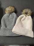 2 gorros  cinza/ beje
