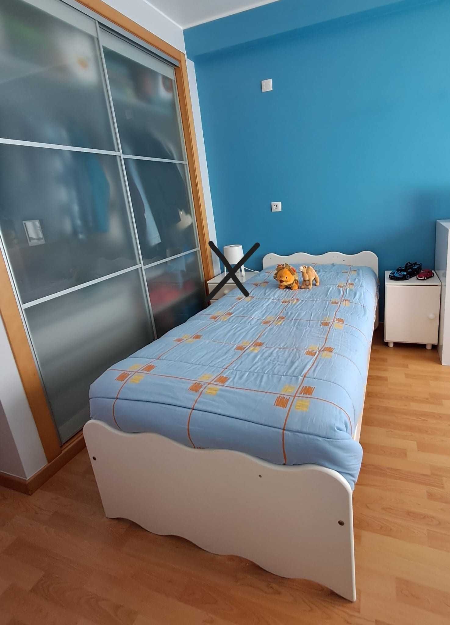 Cama branca de criança em muito bom estado. Madeira maçica.