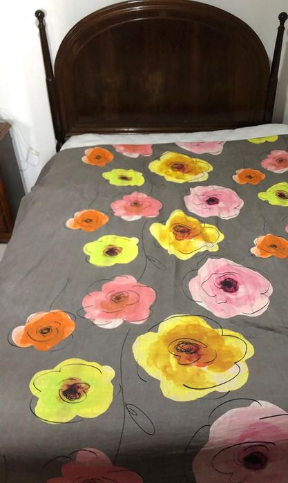 Cama de madeira.