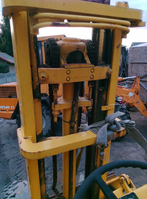 Maszt podnośnik do wózka ciągnika 2,5 tony  udźwigu wolny skok