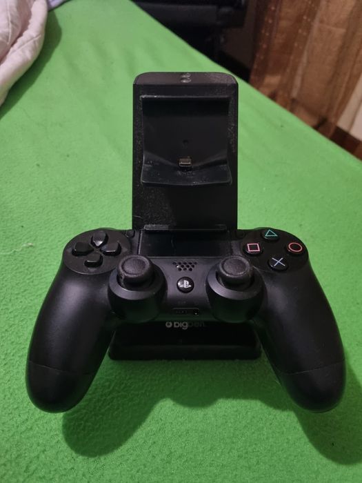 Playstation 4 com 1 comando e jogos